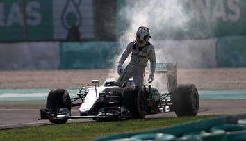 Hamilton prestáva veriť na náhodu: "Niečo nie je v poriadku,bol to nový motor"
