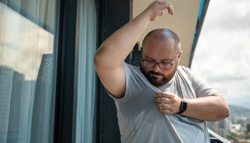 Horúčavy sprevádza aj silné potenie. Čo sa dá robiť v prípadoch, keď už antiperspirant nestačí?