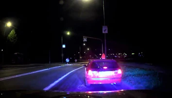 VIDEO: Naháňačka v Bratislave. Muž s autom skončil v slepej uličke, utekal ďalej po vlastných