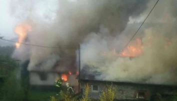 V Korni horela drevenica s prístavbou, na mieste zasahovalo 30 hasičov