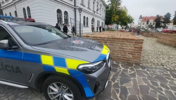 Opitý mladík rozbil dvere internátu a študentom sa vyhrážal smrťou. Problémy s ním mali aj v minulosti