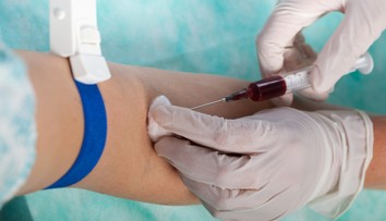 Matka päť rokov pravidelne odoberala malému synovi krv, skončila za mrežami