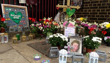 Rok od tragického požiaru v Londýne: 72 ľudí zomrelo, pozostalí čakajú na spravodlivosť