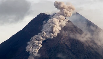Sopka Merapi sa opäť prebudila k životu, vyvrhla rieku lávy