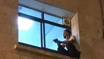 Fotka, ktorá dojíma internet. Syn sa vyšplhal na stenu nemocnice, aby sa rozlúčil s mamou