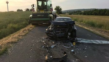 BMW predbiehalo traktor, čelnú zrážku neprežil vodič oprotiidúcej Octavie