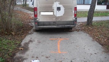 Otec pri cúvaní nešťastnou náhodou zrazil vlastné dieťa (†2)