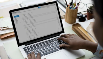Žena dostala email od svojho mŕtveho otca. Neuveríte, čo v ňom bolo