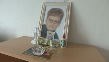 Muž si prišiel po urnu s popolom mŕtvej manželky, niekto ho však predbehol. O popol sa teraz sporia