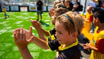 Vzory rozdávali podpisy, mladé talenty ukázali triedu. Futbal v meste bavil Prešov