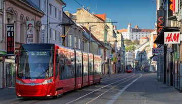 Bývať vo vlastnom sa stáva výsadou bohatých. Po realitnom hlási ochladenie aj hypotekárny trh