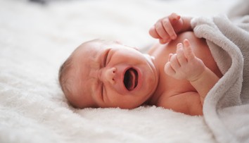 Nechávate bábätko bez povšimnutia plakať? Odborníci dvíhajú varovný prst