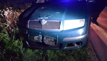 Zdemoloval značku a s autom skončil v poli. Keď dali policajti mužovi fúkať, nestačili sa diviť
