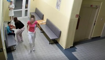 Adama nechali krvácať v nemocnici po operácii mandlí a skončil v kóme. Padli prvé obvinenia