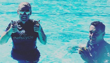 Manžel Pink je odvážny. Zo stanu vyliezol v sexy spodnej bielizni