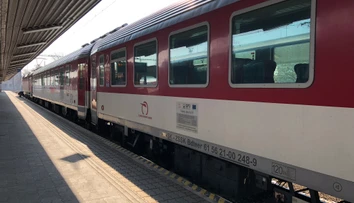 Permanentné meškania. Cestujúci z Bernolákova sa čoraz viac sťažujú na vlakovú dopravu