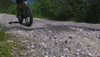 Našu najvyššie položenú cyklotrasu čaká rekonštrukcia. Cesta zo Šumiaca na Kráľovu hoľu je v žalostnom stave