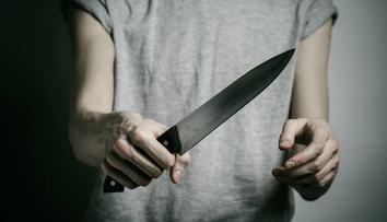 Po brutálnom útoku nožom v hosteli zomrel aj druhý človek