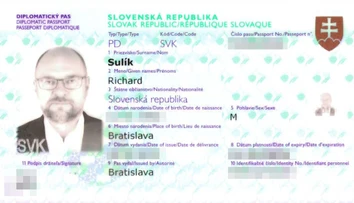 Minister hospodárstva vzal na výstavu do Dubaja aj svoju dcéru. Skeny pasov delegácie unikli na internet