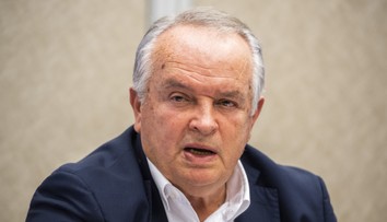 Ak neprestane západ vojensky pomáhať Ukrajine, Slovania sa spoja a urobia zo západnej Európy trávnik, vyhlásil v europarlamente Radačovský