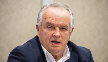 Ak neprestane západ vojensky pomáhať Ukrajine, Slovania sa spoja a urobia zo západnej Európy trávnik, vyhlásil v europarlamente Radačovský