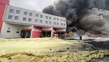 Rusi počas brutálneho bombardovania Chersonu zasiahli domy aj nemocnicu. Zelenskyj im poslal nahnevaný odkaz