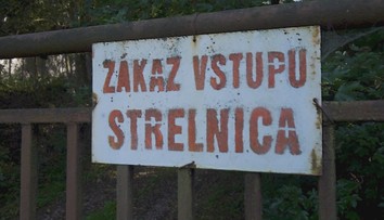 Žijú ako v palebnom poli. V časti Svrčinovca majú strelnicu priamo za humnami