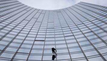 VIDEO: Pavúčí muž bez istenia zliezol mrakodrap vo Frankfurte