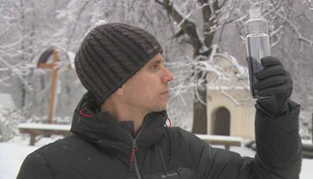 Richard chce 10 dní piť iba destilovanú vodu