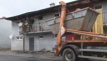 Osud obyvateľov zhorenej bytovky v Krajnej Bystrej je stále neistý. Štát im pomôže iba so základnými prácami