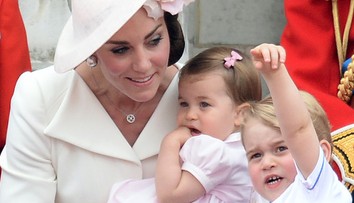 Nádherné princezné v ružovom. Kate Middleton v náručí s malou Charlotte