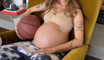 Zo speváčky sa prvýkrát stala mama. Takto hrdo dojčí svoj poklad