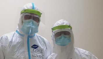 Sutanu vymenili za ochranné návleky a rukavice. V levickej nemocnici pomáhajú aj kňazi