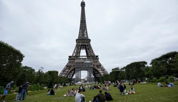 Američania strávili nezákonnú noc na Eiffelovej veži. Opití tam zaspali