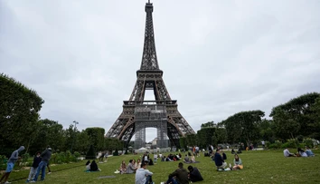 Američania strávili nezákonnú noc na Eiffelovej veži. Opití tam zaspali