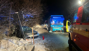 V Oravskom Podzámku havaroval autobus. Cesta je neprejazdná
