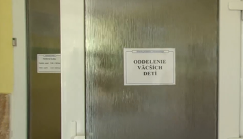 Chlapec sa v obchode chytil regálu, dostal ranu elekrinou. Mal veľké šťastie