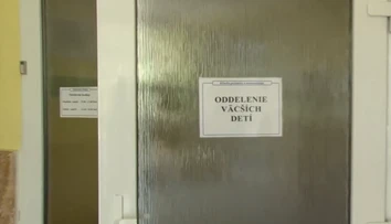 Chlapec sa v obchode chytil regálu, dostal ranu elekrinou. Mal veľké šťastie