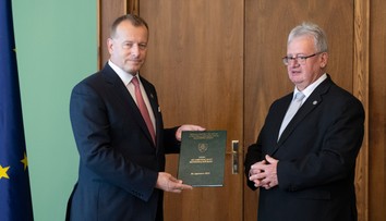 Predseda parlamentu prijal zápisnicu o výsledku volieb z rúk predsedu štátnej volebnej komisie