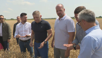 Chcem fotku v žite, obilie mi vždy voňalo, vyhlásil Fico na návšteve poľnohospodárov. Poukázal tiež na výzvy, ktorým čelia