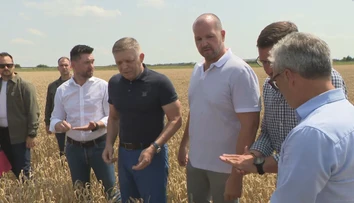 Chcem fotku v žite, obilie mi vždy voňalo, vyhlásil Fico na návšteve poľnohospodárov. Poukázal tiež na výzvy, ktorým čelia