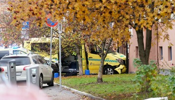Dráma v Nórsku: Muž ukradol sanitku a vrazil do ľudí. Zranené sú aj dvojičky, ktoré boli v kočíku