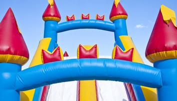 Španielsko: Po nehode nafukovacieho hradu zomrelo dievčatko, 8 detí je zranených