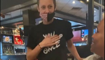 VIDEO: Čašníčka sa neubránila slzám. Žena jej z tohto dôvodu nechala obrovské sprepitné