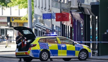 Britskí policajti našli mŕtve telá a po kolízii s dodávkou aj troch zranených. Incidenty spolu zrejme súvisia
