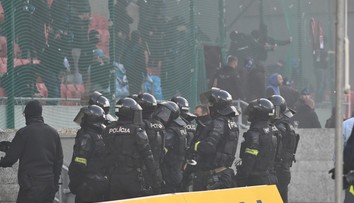 Trnavská polícia pokračuje vo vyšetrovaní incidentu v zápase so Slovanom. Zverejnila tváre chuligánov