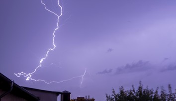 Čo robiť v búrke, aby do vás neudrel blesk? Odborník prezradil niekoľko tipov