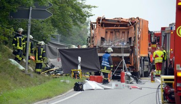 Päť ľudí zahynulo po tom, ako sa smetiarske vozidlo prevrátilo na auto