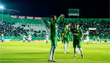 VIDEO: Ligový džentlmen naschvál zahodil penaltu. Z tribún sa ozval bujarý potlesk