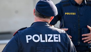 Šialené besnenie vo Viedni. Muž zaútočil na spolubývajúcu sekerou, polícia ho zastrelila